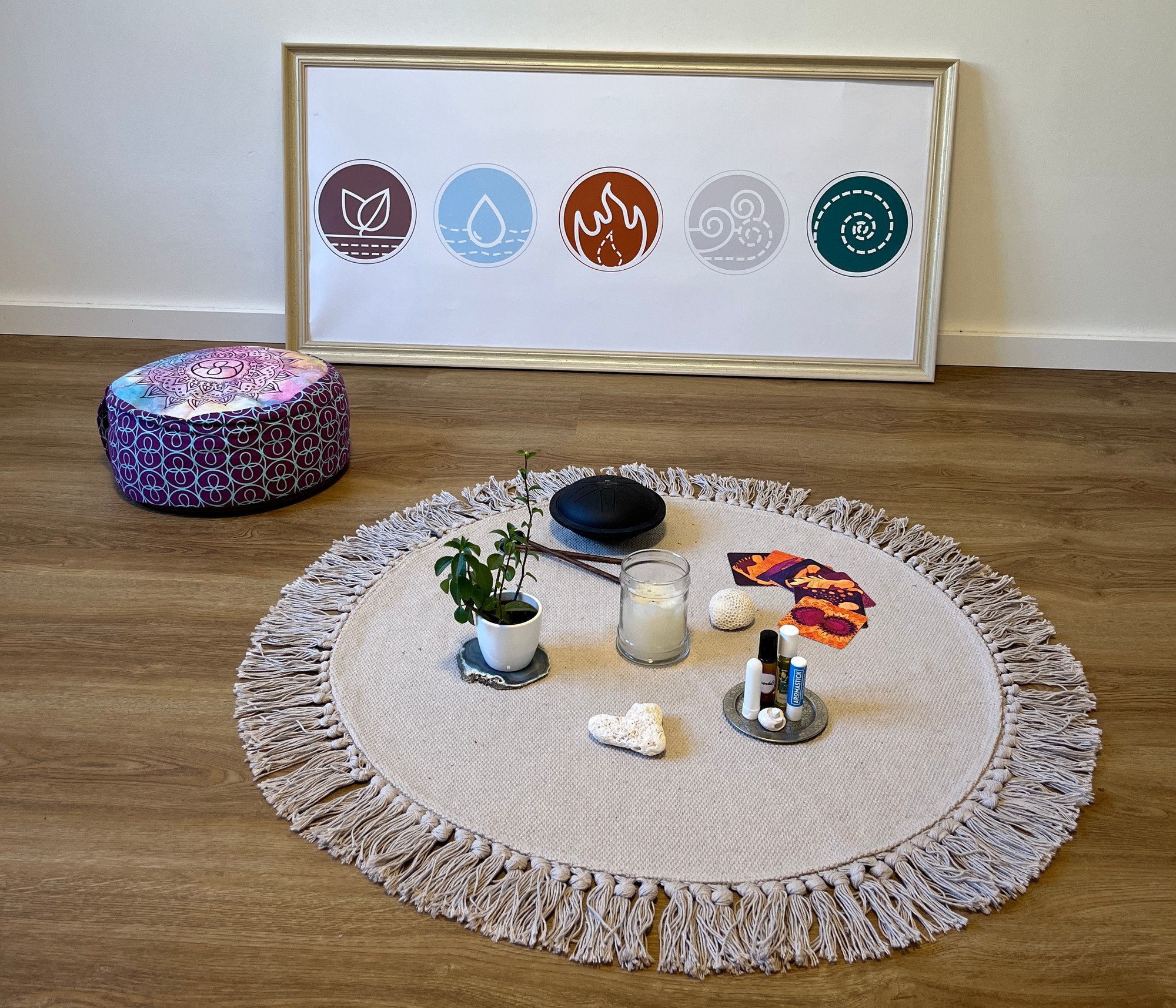 Kruhové uspořádání s meditačními předměty - prostor pro autentické sdílení